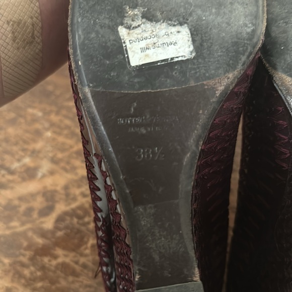 Bottega Veneta burgundy wedge heels.  Patent leather with embroidery chevron. - Picture 5 of 6